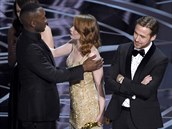 Zmatek bhem pedvn hlavn ceny. Ryan Gosling (vpravo) a Emma Stone jsou na...