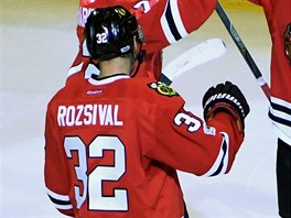 Patrick Kane, Brent Seabrook a Michal Rozsíval z Chicaga slaví vstřelený gól.