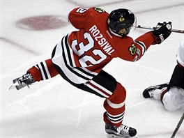 Střílí Michal Rozsíval z Chicaga, jeho gólové ráně už nezabránil Alexander...