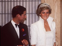 Mladí a astní manelé. Princezna Diana a princ Charles pi návtv Hongkongu...