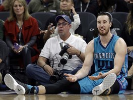 A TOHLE FAUL NEBYL? Frank Kaminsky ze Charlotte se diví.