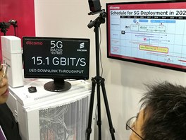 Stejný operátor na stánku ukazuje propustnost sve 5G sít. Pi testech v...