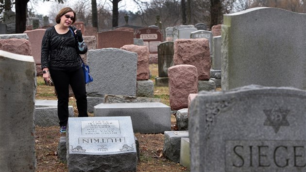 idovsk hbitov na pedmst St. Louis ve stt Missouri, kde o vkendu vandalov poniili na 170 nhrobk.  (21. 2. 2017)