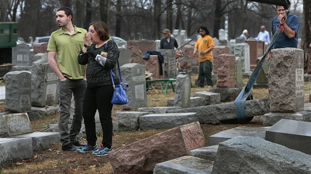 idovsk hbitov na pedmst St. Louis ve stt Missouri, kde o vkendu vandalov poniili na 170 nhrobk.  (21. 2. 2017)