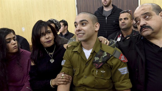 Elor Azaria a jeho rodie ped vojenskm soudem v Tel Avivu (21. nora 2017)