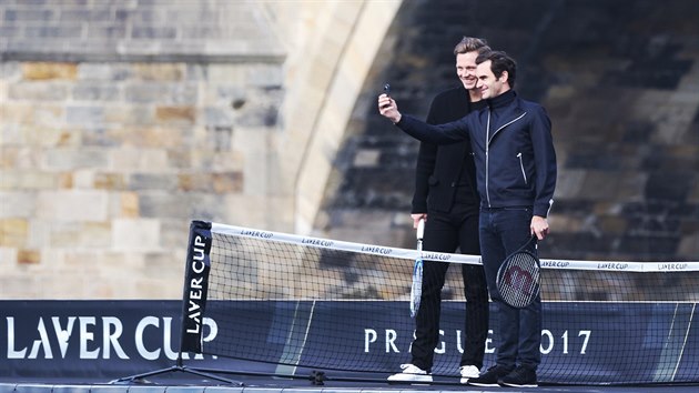 SPOLEN SELFIE. Roger Federer (vpravo) a Tom Berdych pi propagaci Laver Cupu.