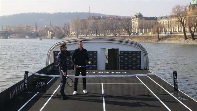 PROJ͎KA. Tom Berdych a Roger Federer se chystaj na exhibin duel na palub lodi.