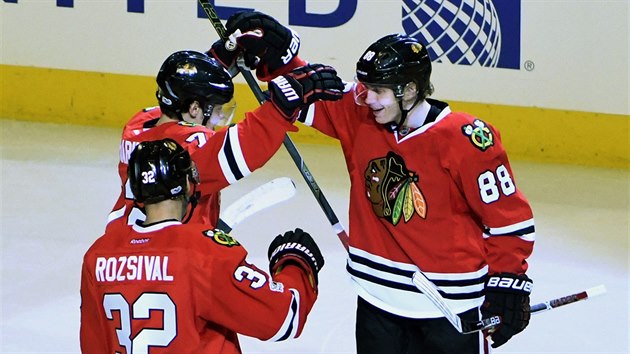 Patrick Kane, Brent Seabrook a Michal Rozsval z Chicaga slav vstelen gl.