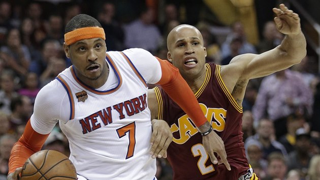 Carmelo Anthony (vlevo) z New York Knicks a Richard Jefferson z Clevelandu.