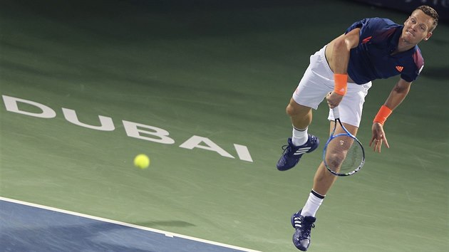 Tom Berdych podv v souboji s Lukem Rosolem na turnaji v Dubaji.