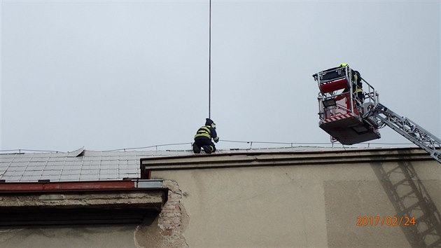 V Koln hasii zajistili vtrem pokozenou stechu proti uvolnn (24.2.2017).