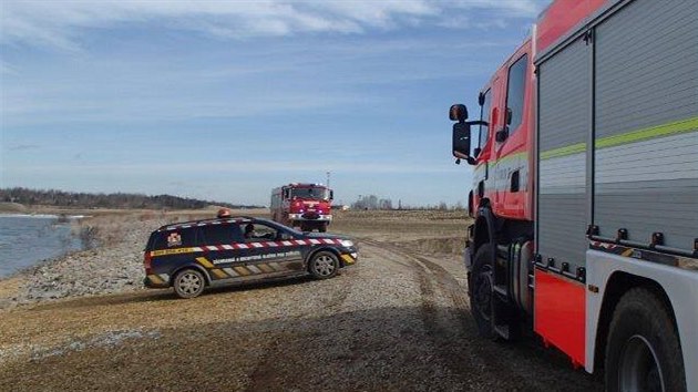 Hasiči lovili na jezeře Medard z ledové vody psa, který utekl při odchytu.