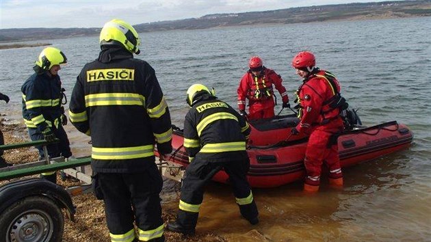 Hasii lovili na jezee Medard z ledov vody psa, kter utekl pi odchytu.