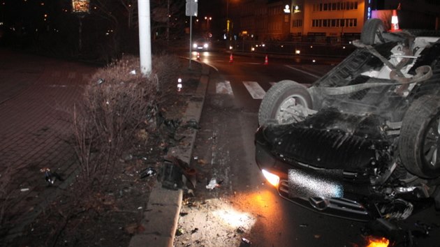 Cizinci nabourali do lampy ped policejn sluebnou.