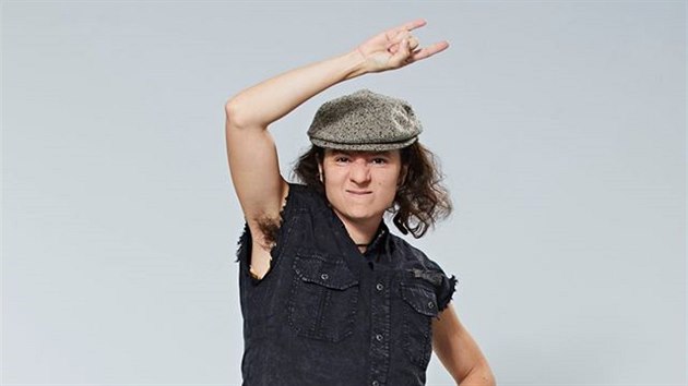 Martha Issov jako Brian Johnson z AC/DC