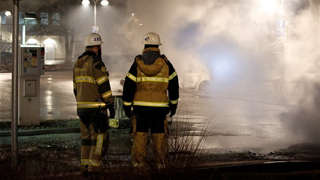 Policie a hasii museli v pondl veer zasahovat ve tvrti Rinkeby (20. nora 2017)