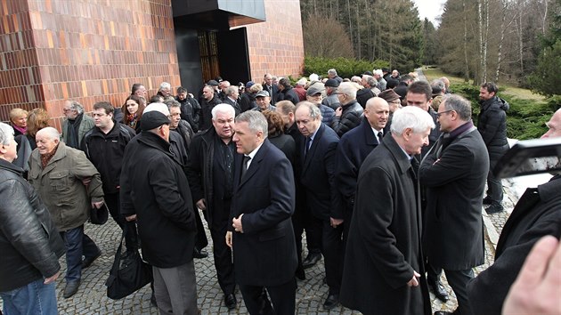 Na posledn rozlouen s hokejovm tonkem a trenrem Josefem Augustou dorazila spousta lid.