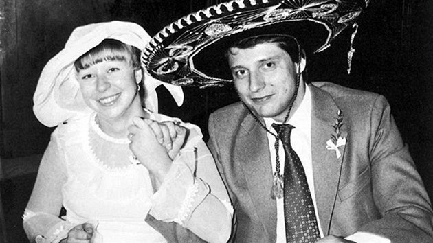 Zuzana a Jií Paroubkovi na svatební fotografii (1979)