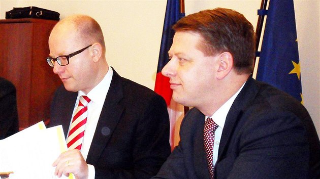 Premir Bohuslav Sobotka a sttn tajemnk pro evropsk zleitosti Tom Prouza