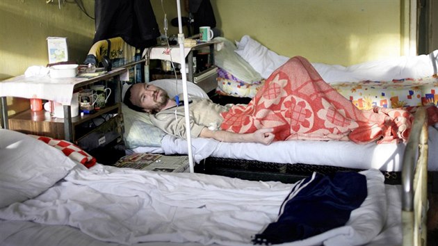 Jeden z pacient nemocninho oddlen urenho pro drogov zvisl osoby nakaen virem HIV v ruskm mst Tver. ( 21. nora 2011)