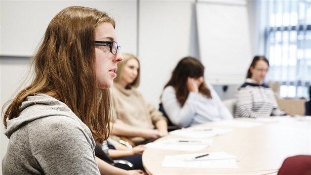 Studenti urnalistiky Fakulty socilnch vd pi zahjen kurzu on-line urnalistiky. Ten vedou lektoi z ad novin zpravodajskho webu iDNES.cz. (23. nora 2017)