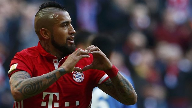 GLOV SRDKO. Arturo Vidal z Bayernu Mnichov se raduje ze vstelenho glu proti Hamburku.