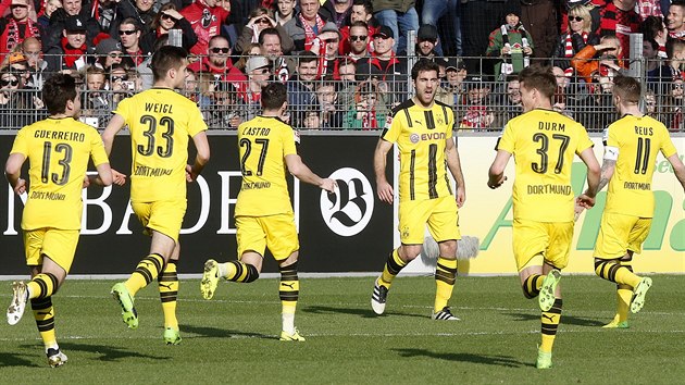 Obrnce Dortmundu Sokratis (elem) po vstelen brance v ligovm utkn proti Freiburgu.