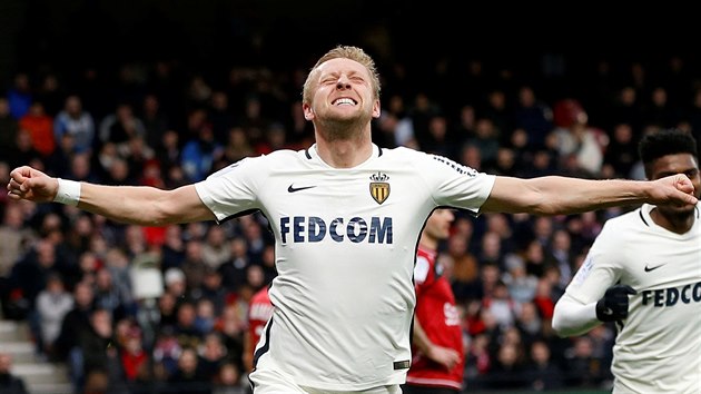 Kamil Glik oslavuje vstelenou branku v utkn Monaka na hiti Guingampu.