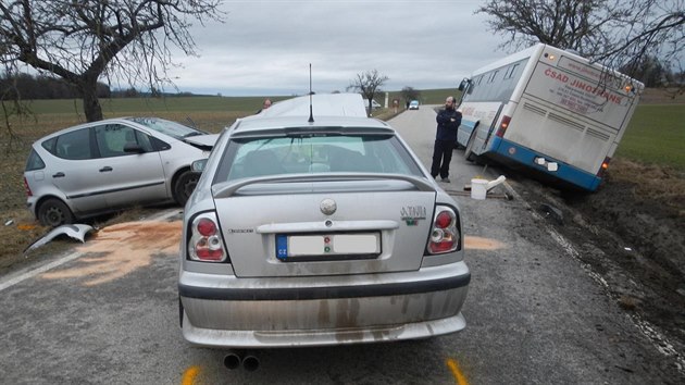 Dv auta se srazila u Netchovic v mst, kde stl autobus, kter sten sjel do pkopu.