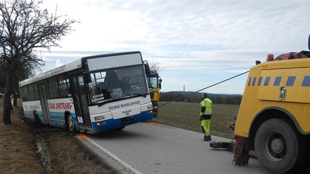 Dv auta se srazila u Netchovic v mst, kde stl autobus, kter sten sjel do pkopu.