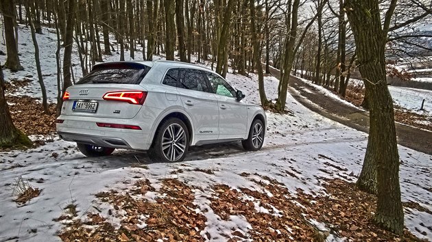 Audi Q5 dostala elegantn sportovn linky. Dvacetipalcov kola jsou za pplatek.