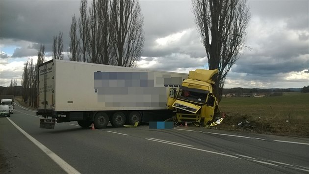 idi zejm kvli silnm poryvm vtru dostal smyk a narazil do stromu. Spolujezdkyn na mst zemela.