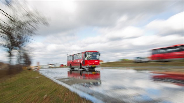 Jzda po mokrm a kluzkm povrchu vyaduje dostatek pohotovosti a zrunosti.