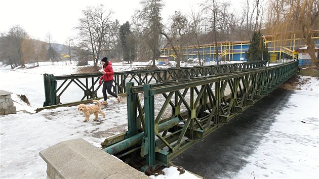 Most typu Bailey Bridge, kter se Spojencm tolik osvdil ve druh svtov vlce, je na tebsk Polance od roku 1945. Msto dostalo montovan enijn most jako povlenou pomoc.