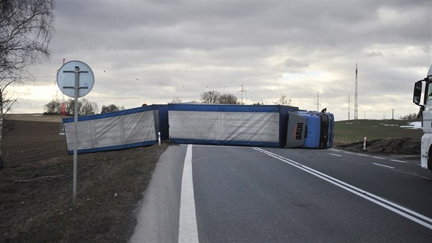 Siln poryv vtru pevrtil kousek za Havlkovm Brodem smrem na Jihlavu nkladn vz s pvsem. Souprava blokovala hlavn silnici dv hodiny.