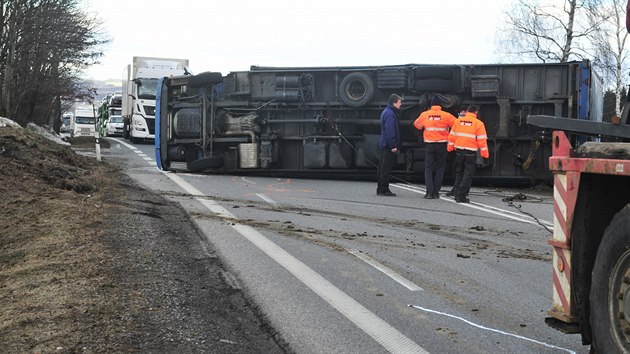 Siln poryv vtru pevrtil kousek za Havlkovm Brodem smrem na Jihlavu nkladn vz s pvsem. Souprava blokovala hlavn silnici dv hodiny.