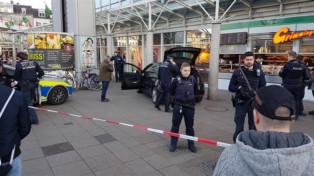 Mu vjel v Heidelbergu do chodc, jeho motiv zatm policie nezn.