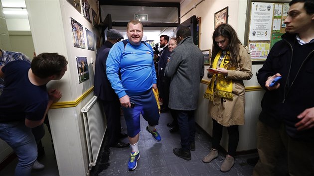 Brank Suttonu Wayne Shaw ped zpasem s Arsenalem.