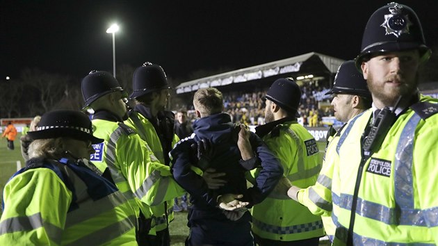 Policist zatkaj jednoho z fanouk Suttonu po zpasu s Arsenalem.