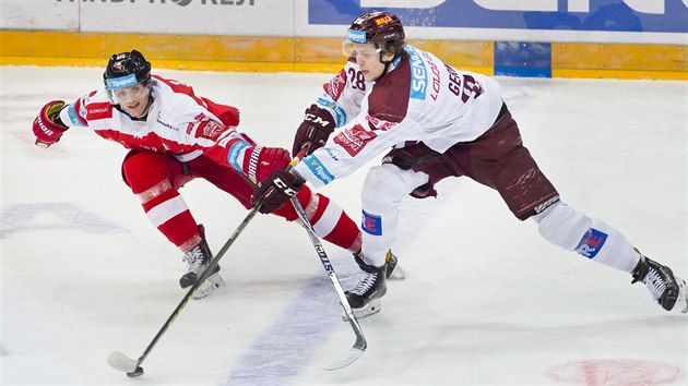 Olomouck Marek La (vlevo) a obrnce Sparty Martin Gernt bojuj o puk.