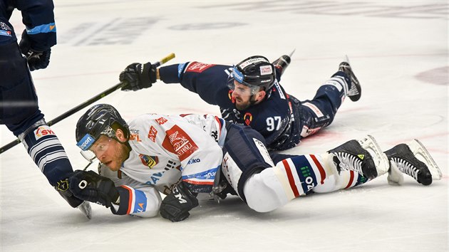 Yan Stastny z Vtkovic a Luk Vantuch z Liberce se spou po puku.