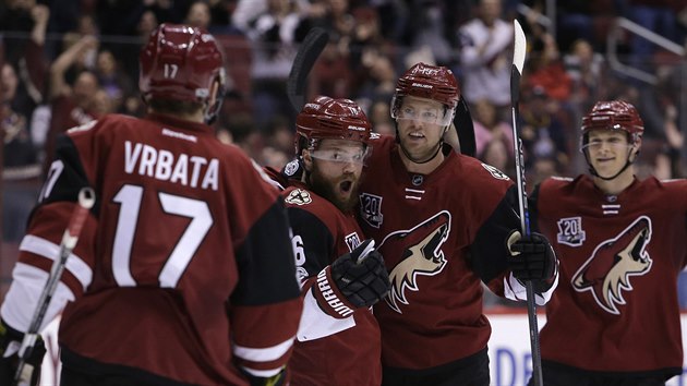 Radim Vrbata, Max Domi, Peter Holland  a Jakob Chychrun slav gl Arizony.