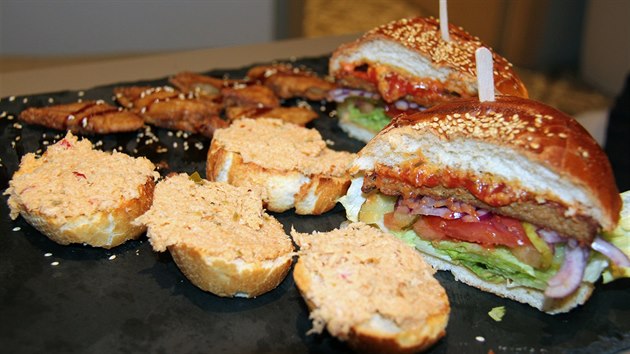 Prvn vegetarinsk eznictv v Nmecku nabz mimo jin napodobeniny hamburger (na snmku z 27. nora), klobs, kostek peku nebo rybho masa.