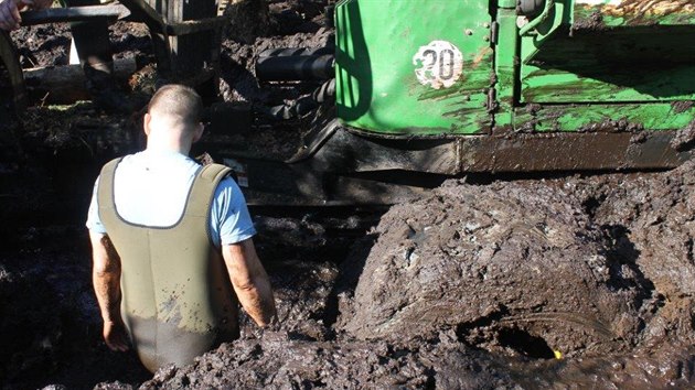 Harvestor a vyváeku uvázlé v raelin v lese museli vyprostit hasii pomocí...