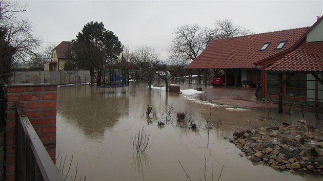 V Kostelanech nad Moravou na Uherskohradisku ohroovala voda i rodinn domy.