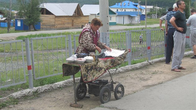 Pojizdn fastfood na peronu v asijsk sti transsibu.