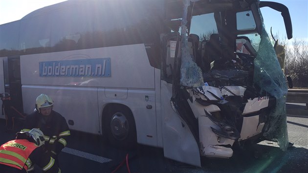 V Kbelsk ulici v Praze se srazila dv nkladn auta a linkov autobus s turisty z Nizozemska. Zranno bylo osm lid, z toho idi autobusu tce. (27.2.2017)