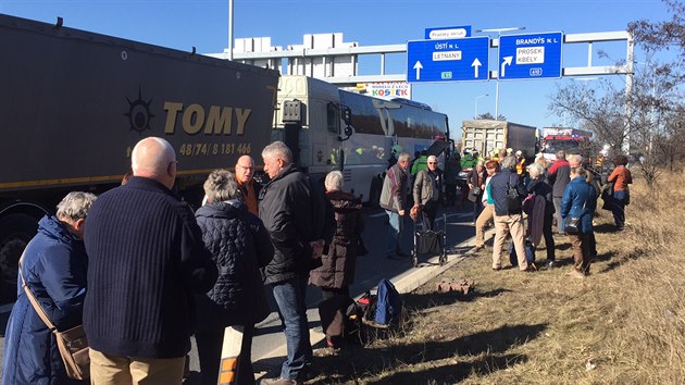 V Kbelsk ulici v Praze se srazila dv nkladn auta a linkov autobus s turisty z Nizozemska. Zranno bylo osm lid, z toho idi autobusu tce. (27.2.2017)