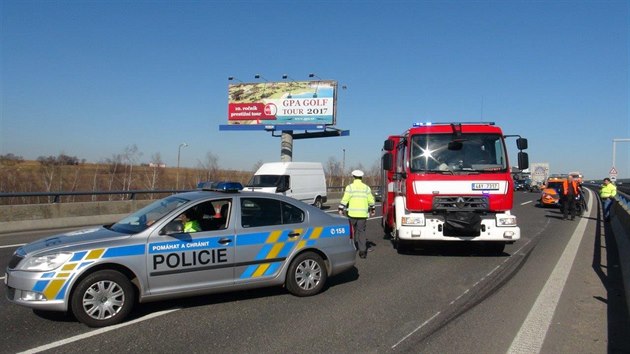 Kvli praskl pneumatice ztratil idi nad kamionem kontrolu a pevrtil se s nm na bok (27.2.2017)