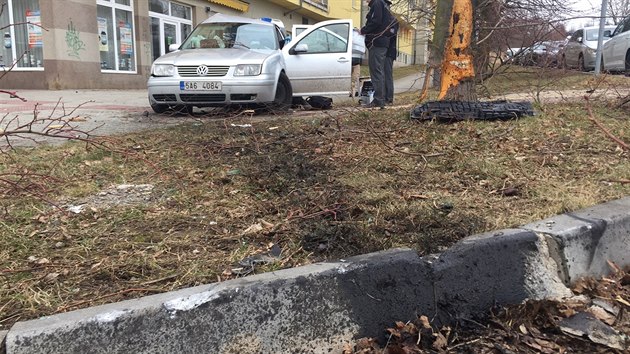 Policie pronsledovala idie v kradenm aut, ten dvakrt naboural a z auta utekl. Ve voze nechal nkolik kradench pedmt (28.2.2017)